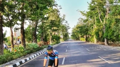 Aksi viral putra Tukul Arwana di jalur Nagrog, Kompol Ega Prayudi basah kuyup jalan 1 km urai macet – Fenomena yang mengguncang lalu lintas