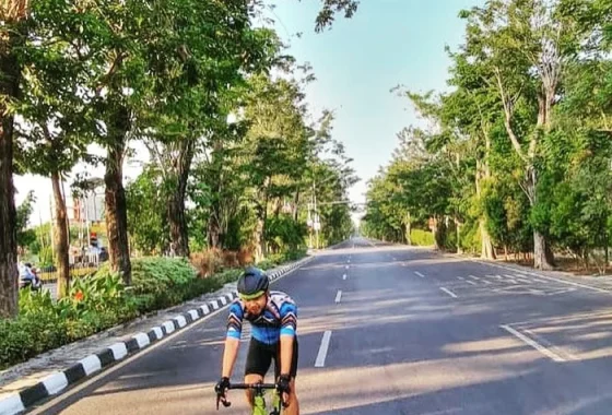 Aksi viral putra Tukul Arwana di jalur Nagrog, Kompol Ega Prayudi basah kuyup jalan 1 km urai macet – Fenomena yang mengguncang lalu lintas