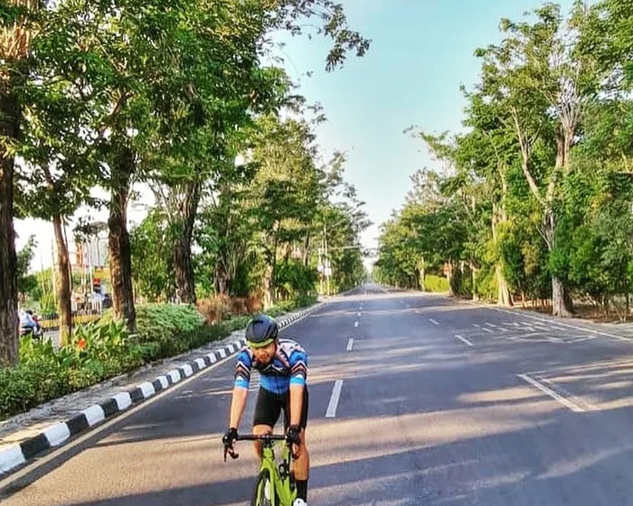 Aksi viral putra Tukul Arwana di jalur Nagrog, Kompol Ega Prayudi basah kuyup jalan 1 km urai macet – Fenomena yang mengguncang lalu lintas