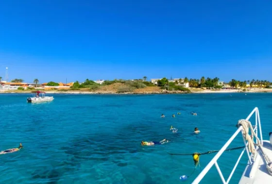 Aruba Menggoda Wisatawan: Pantai Biru, Ekonomi Meningkat, dan Kebijakan Baru