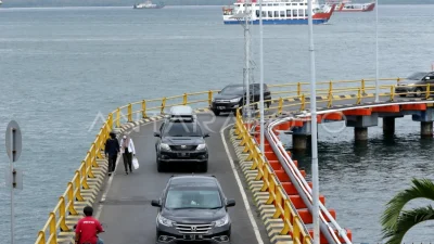 Arus balik padat, antrean kendaraan mengular 8 km di Pelabuhan Ketapang Banyuwangi [titlebase] – Penumpang Terjebak Lama