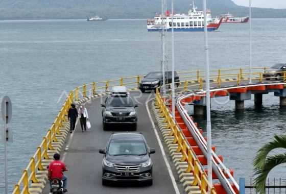 Arus balik padat, antrean kendaraan mengular 8 km di Pelabuhan Ketapang Banyuwangi [titlebase] – Penumpang Terjebak Lama