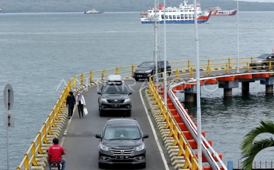 Arus balik padat, antrean kendaraan mengular 8 km di Pelabuhan Ketapang Banyuwangi [titlebase] – Penumpang Terjebak Lama