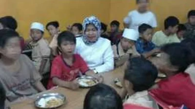 Bocah Pemulung Viral di Cakung Akhirnya Dipertemukan Kembali dengan Ibu di Sumedang