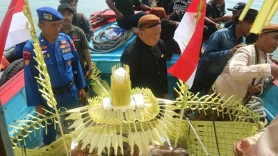 Bukan Lagi Kepala Kambing, Sedekah Laut TPI Juwana Pati Kini Pakai Kepala Kerbau [titlebase] – Perubahan Simbol Religi di Juwana