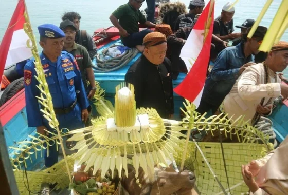 Bukan Lagi Kepala Kambing, Sedekah Laut TPI Juwana Pati Kini Pakai Kepala Kerbau [titlebase] – Perubahan Simbol Religi di Juwana