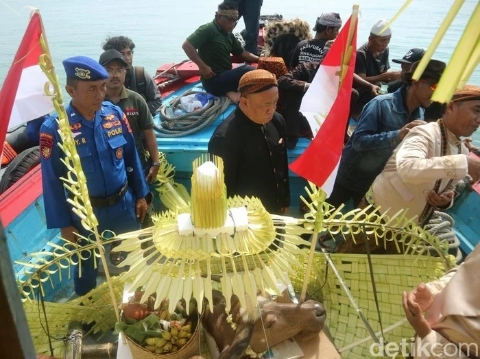 Bukan Lagi Kepala Kambing, Sedekah Laut TPI Juwana Pati Kini Pakai Kepala Kerbau [titlebase] – Perubahan Simbol Religi di Juwana