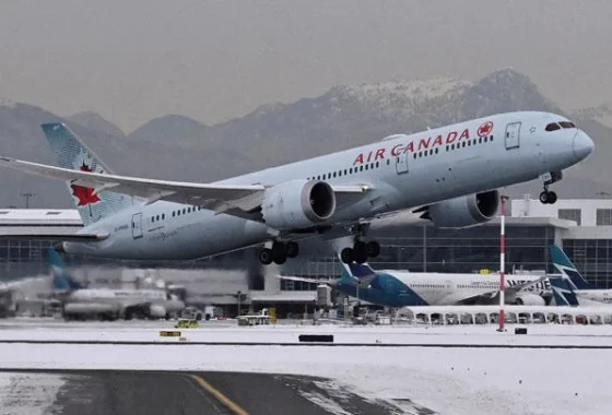Detik-detik pesawat Air Canada Express tabrak mobil damkar, petugas ATC panik: Stop, stop, stop – Apa yang terjadi?