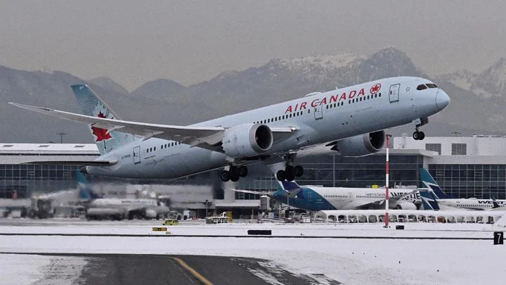 Detik-detik pesawat Air Canada Express tabrak mobil damkar, petugas ATC panik: Stop, stop, stop – Apa yang terjadi?