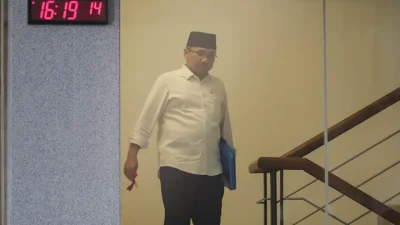 Eks Menag Gus Yaqut Ditahan KPK: Tampil Rapi Pakai Blazer, Keluar Rompi Oranye dan Borgol