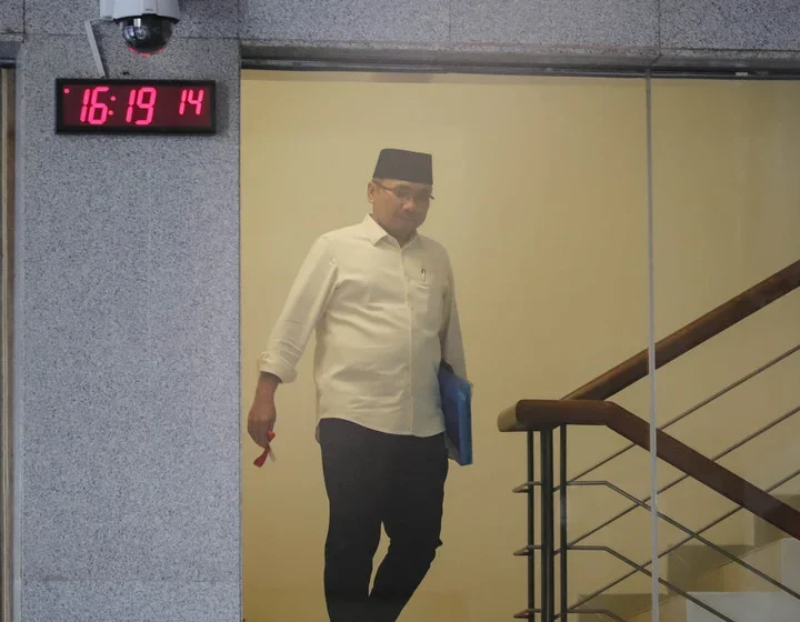 Eks Menag Gus Yaqut Ditahan KPK: Tampil Rapi Pakai Blazer, Keluar Rompi Oranye dan Borgol
