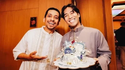 Enzy Storia ziarah dan bawa kue ulang tahun ke makam Vidi Aldiano [titlebase] – Momen Haru yang Menggugah