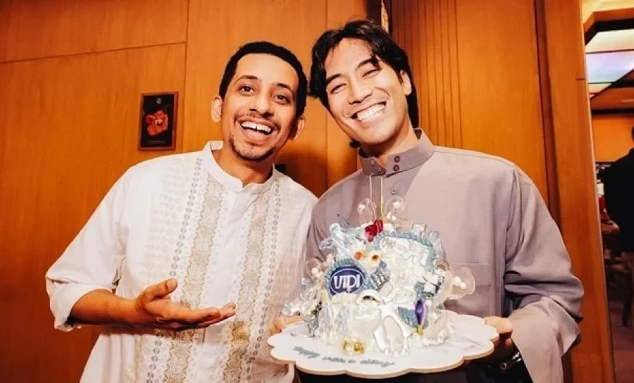 Enzy Storia ziarah dan bawa kue ulang tahun ke makam Vidi Aldiano [titlebase] – Momen Haru yang Menggugah