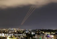 Foto: Serangan rudal Iran ke Israel ciptakan kawah [titlebase] – Dampak Menggemparkan di Timur Tengah