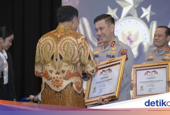 Gemilang! Polres Luwu Raih Terbaik Umum Berita Viral Positif, Kapolda Sulsel Serahkan Langsung Penghargaan – koranseruya.com