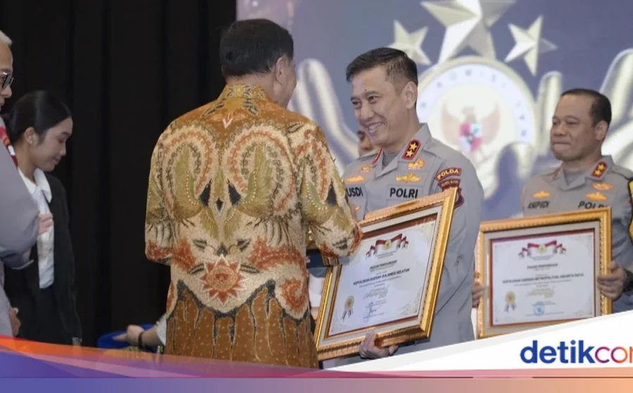 Gemilang! Polres Luwu Raih Terbaik Umum Berita Viral Positif, Kapolda Sulsel Serahkan Langsung Penghargaan – koranseruya.com