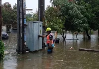 Hujan lebat guyur Jakarta Selatan, petir bergemuruh [titlebase]: Warga Terkepung Banjir & Listrik Padam