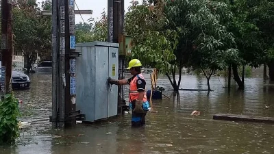 Hujan lebat guyur Jakarta Selatan, petir bergemuruh [titlebase]: Warga Terkepung Banjir & Listrik Padam