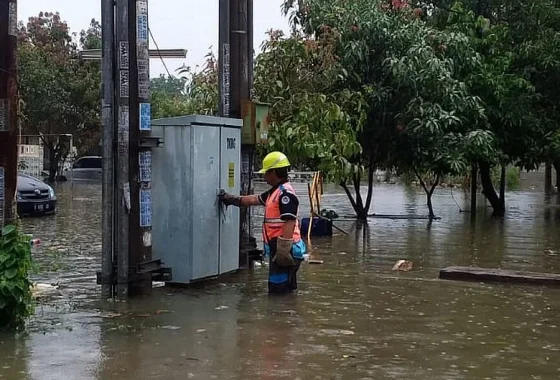 Hujan lebat guyur Jakarta Selatan, petir bergemuruh [titlebase]: Warga Terkepung Banjir & Listrik Padam