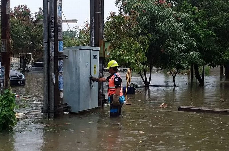Hujan lebat guyur Jakarta Selatan, petir bergemuruh [titlebase]: Warga Terkepung Banjir & Listrik Padam