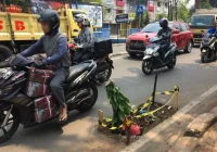 Jalan ke Madakaripura ambles, dua pengendara motor terperosok [titlebase] – Tragedi di Jalan Curam Bromo
