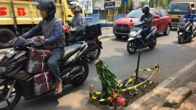 Jalan ke Madakaripura ambles, dua pengendara motor terperosok [titlebase] – Tragedi di Jalan Curam Bromo