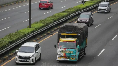 Kemenhub sanksi 124 perusahaan truk yang langgar aturan pembatasan arus mudik [titlebase] – Pemerintah Tegas Atur Lalu Lintas Mudik