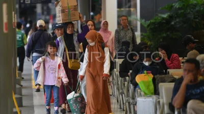 Kisah mereka yang pulang lebih awal dan mudik belakangan di Stasiun Senen [titlebase]: Mengungkap Drama di Balik Antrean Kereta