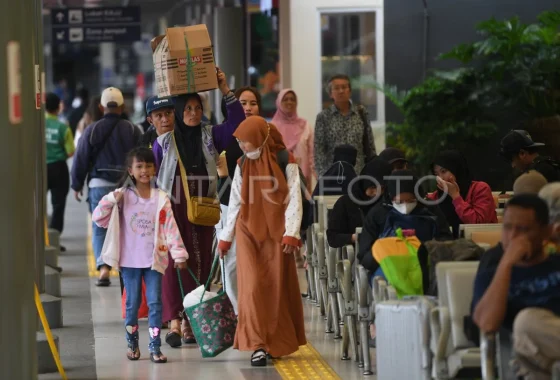 Kisah mereka yang pulang lebih awal dan mudik belakangan di Stasiun Senen [titlebase]: Mengungkap Drama di Balik Antrean Kereta