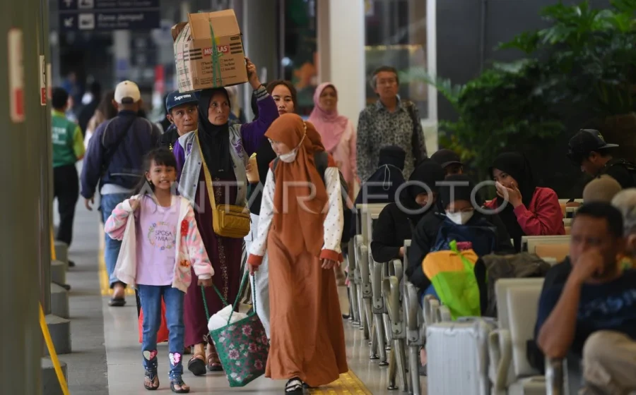 Kisah mereka yang pulang lebih awal dan mudik belakangan di Stasiun Senen [titlebase]: Mengungkap Drama di Balik Antrean Kereta