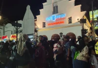 Libur Lebaran, begini penampakan kepadatan wisatawan Malioboro sejak sore hingga malam (23/3/2026) [titlebase] – Ribuan Turis Berdesak di Jalan Malioboro