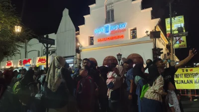 Libur Lebaran, begini penampakan kepadatan wisatawan Malioboro sejak sore hingga malam (23/3/2026) [titlebase] – Ribuan Turis Berdesak di Jalan Malioboro