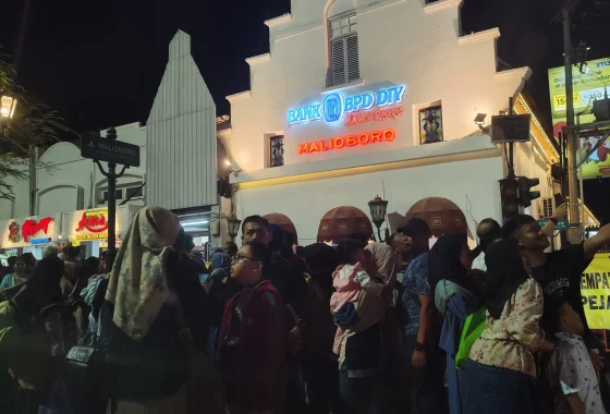 Libur Lebaran, begini penampakan kepadatan wisatawan Malioboro sejak sore hingga malam (23/3/2026) [titlebase] – Ribuan Turis Berdesak di Jalan Malioboro