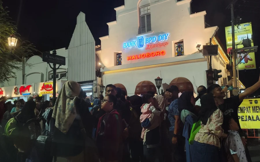 Libur Lebaran, begini penampakan kepadatan wisatawan Malioboro sejak sore hingga malam (23/3/2026) [titlebase] – Ribuan Turis Berdesak di Jalan Malioboro
