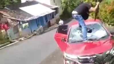 Pemuda yang ngamuk pecahkan kaca mobil di Ciamis siap ganti rugi setelah videonya viral [titlebase] – Kasus Menghebohkan di Jawa Barat