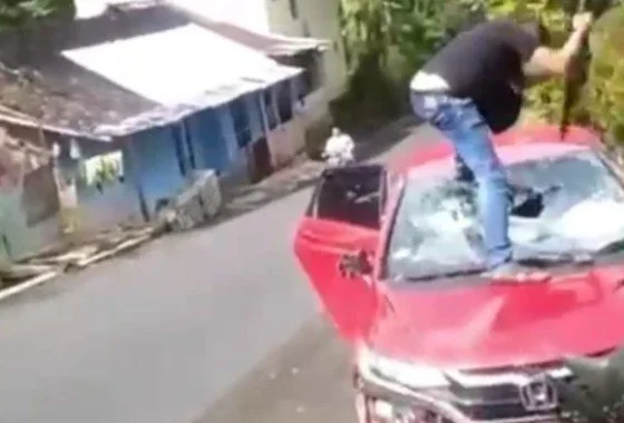 Pemuda yang ngamuk pecahkan kaca mobil di Ciamis siap ganti rugi setelah videonya viral [titlebase] – Kasus Menghebohkan di Jawa Barat