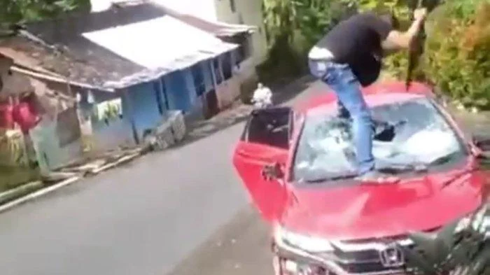 Pemuda yang ngamuk pecahkan kaca mobil di Ciamis siap ganti rugi setelah videonya viral [titlebase] – Kasus Menghebohkan di Jawa Barat