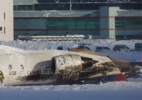 Pesawat Air Canada tabrak truk pemadam di New York, 4 orang terluka [titlebase] – Insiden Mengejutkan di Langit Manhattan