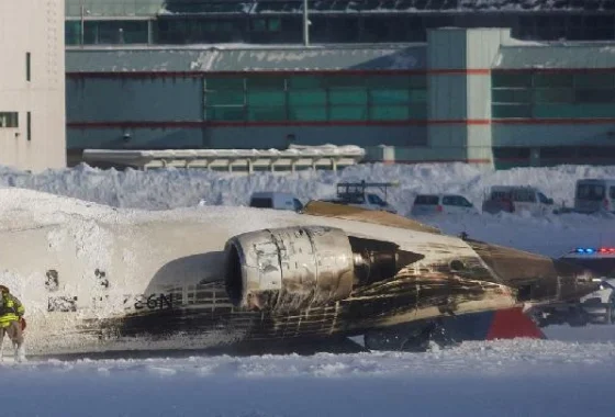 Pesawat Air Canada tabrak truk pemadam di New York, 4 orang terluka [titlebase] – Insiden Mengejutkan di Langit Manhattan