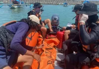 Sebanyak 10 orang tersambar petir dan satu tewas di Pantai Lumajang [titlebase] – Tragedi Mengguncang Liburan