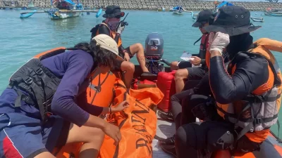 Sebanyak 10 orang tersambar petir dan satu tewas di Pantai Lumajang [titlebase] – Tragedi Mengguncang Liburan