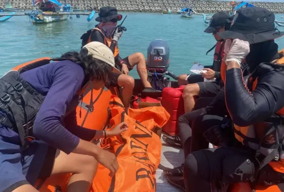 Sebanyak 10 orang tersambar petir dan satu tewas di Pantai Lumajang [titlebase] – Tragedi Mengguncang Liburan