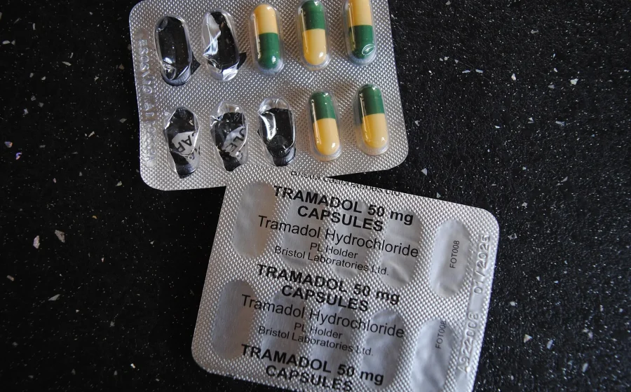 Sikap Tegas TNI AU Tanggapi Video Viral Dugaan Transaksi Tramadol di Seberang Markas Satrekon – tvOneNews: Respon Militer terhadap Isu Narkotika