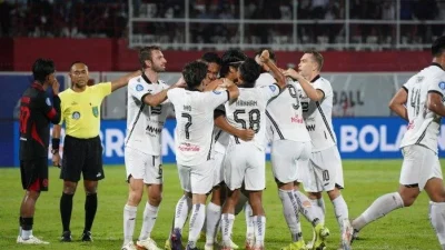 Sinyal Hot Transfer di Luar Dugaan Liga 1 2026: Persib and Persebaya Bikin Persija Kebakaran Jenggot [titlebase] – Drama Transfer Terpanas Tahun Ini