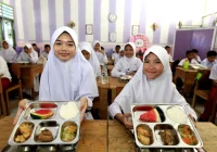 Siswa di daerah 3T dan rawan stunting dapat MBG 6 hari [titlebase] – Pemerintah Luncurkan Program Akselerasi Gizi