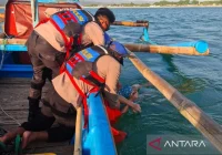 Terseret ombak di Garut, empat wisatawan diselamatkan tim SAR [titlebase] – Operasi Penyelamatan Dramatis di Pantai Cipanas