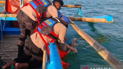 Terseret ombak di Garut, empat wisatawan diselamatkan tim SAR [titlebase] – Operasi Penyelamatan Dramatis di Pantai Cipanas