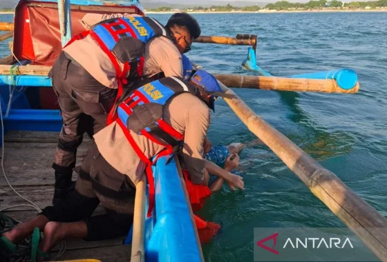 Terseret ombak di Garut, empat wisatawan diselamatkan tim SAR [titlebase] – Operasi Penyelamatan Dramatis di Pantai Cipanas