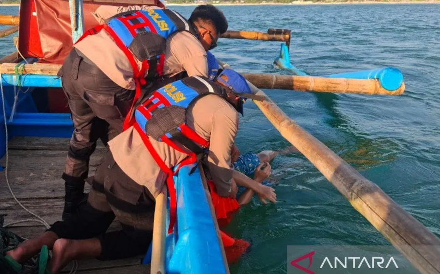 Terseret ombak di Garut, empat wisatawan diselamatkan tim SAR [titlebase] – Operasi Penyelamatan Dramatis di Pantai Cipanas
