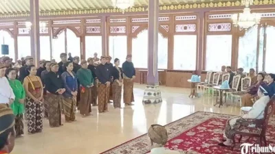 Viral Abdi Dalem Keraton Solo Dapat THR Rp14.000, Dibagikan Pakubuwono XIV – GenPI.co – GenPI.co